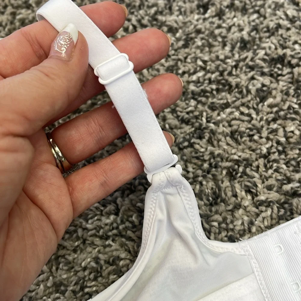 NEW Hanes bra white wire-free bra with adjustable straps size medium